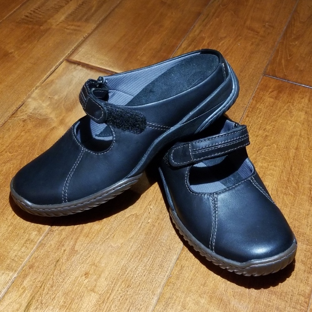 Clark's Ladies Black Slip On Mules Size 6M NWOT